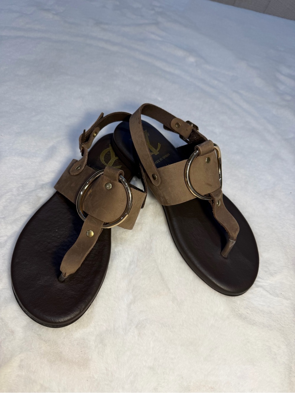 Woman’s Yacare Brown Leather Thong Sandals with Decorative Buckle Size 5